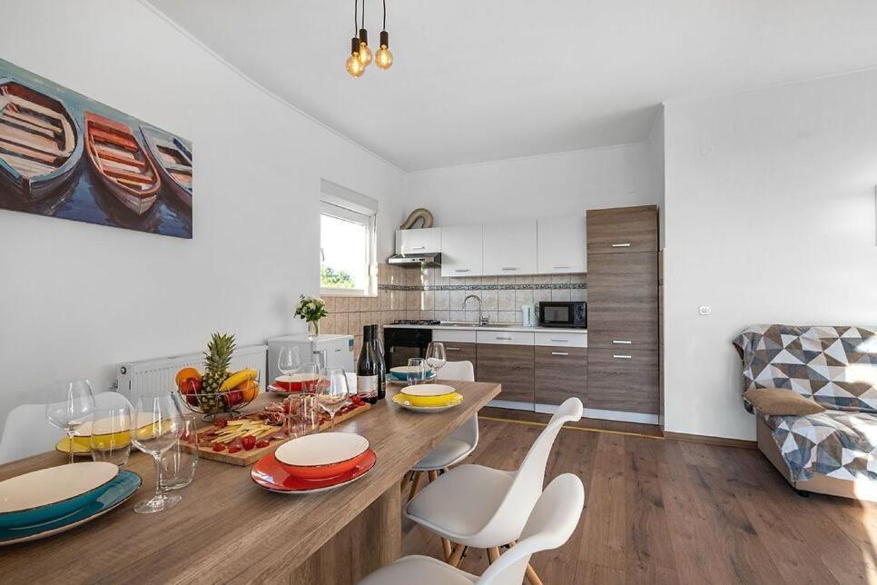 Casa Juric Apartment พรีมอชเตน ภายนอก รูปภาพ
